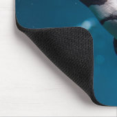 Schwimmender Pinguin im Meer. Mousepad (Ecke)