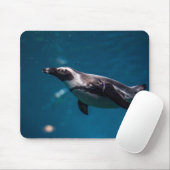 Schwimmender Pinguin im Meer. Mousepad (Mit Mouse)