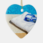 Schwimmenschutzbrillen und -tuch nahe Swimmingpool Keramikornament (Rechts)