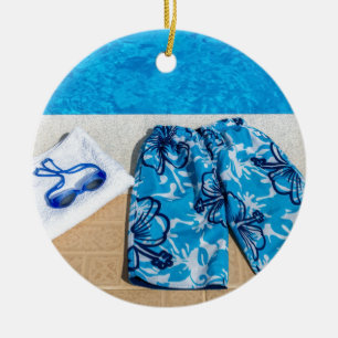 Schwimmenstammschutzbrillen und -tuch am Pool Keramik Ornament