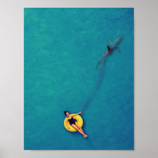 Schwimmer führt einen Hai im Ozean spazieren Poster