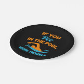 Schwimmer Pech im Pool Pappteller (Schrägansicht)