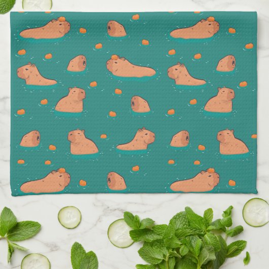 Schwimmkapybaras mit orangefarbenen geschirrtuch (Gefaltet)