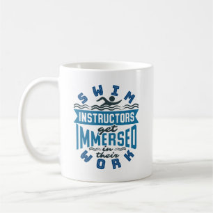 Schwimmlehrer gehen in ihrer Arbeit auf Kaffeetasse
