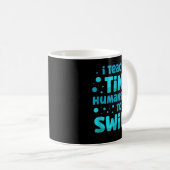 Schwimmlehrerin ich winzige Menschen beim Schwimme Kaffeetasse (VorderseiteRechts)