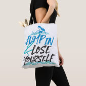 Schwimmmädchen im Wasserkunstmuster Tasche (Von Nahem)