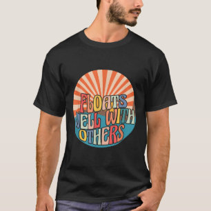Schwimmt gut mit anderen Sommer Lustiger Fluss Män T-Shirt