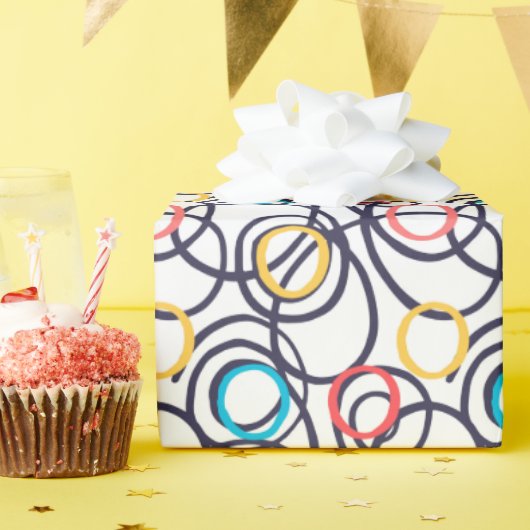 Schwindel-Doodle-Kreise auf weiß Geschenkpapier (Geburtstagsparty)