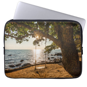 Schwingen auf dem Strand am Sonnenuntergang Laptopschutzhülle