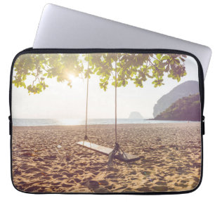 Schwingen auf dem Strand am Sonnenuntergang Laptopschutzhülle