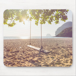 Schwingen auf dem Strand am Sonnenuntergang Mousepad