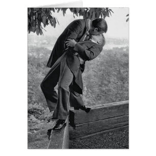 Schwule Männer küssen auf der Kante