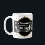 Science Abschluss Scientist Graduated Cylinder Kaffeetasse<br><div class="desc">Im Text steht: "New Scientist Just Graduated", wo das Wort "GRADUATED" anstelle eines "T" einen umgekehrten abgestuften Zylinder hat. Die lustige Wissenschaft ist für neu graduierte Wissenschaftler ein Wortspiel. Bearbeiten Sie den Text so, dass er spezifischer ist, z. B. "Biologe" oder "Chemiker" anstelle von "Wissenschaftler". Grads-Regel! Schwarz-Gold Banner mit Sternen...</div>
