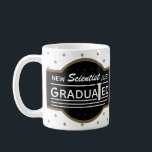 Science Abschluss Scientist Graduated Cylinder Kaffeetasse<br><div class="desc">Im Text steht: "New Scientist Just Graduated", wo das Wort "GRADUATED" anstelle eines "T" einen umgekehrten abgestuften Zylinder hat. Die lustige Wissenschaft ist für neu graduierte Wissenschaftler ein Wortspiel. Bearbeiten Sie den Text so, dass er spezifischer ist, z. B. "Biologe" oder "Chemiker" anstelle von "Wissenschaftler". Grads-Regel! Schwarz-Gold Banner mit Sternen...</div>
