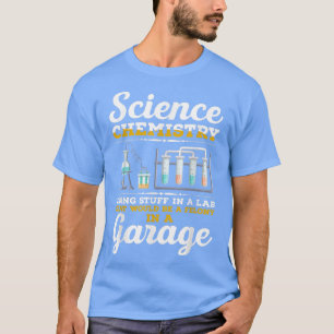 Science Chemistry, die in einem Labrador-Felony in T-Shirt