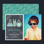 Science Experiment Black Chalkboard Foto Geburtsta Einladung<br><div class="desc">Dieses coole "Geburtstagsexperiment" zum Foto von Wissenschaftsgeburtstagsfeiern bietet einen Chalkboard-/Tafelhintergrund mit Flaschen und ein Reagenzglas,  das an einem weißen Rand gerahmt ist. Die Rückseite weist einen aquamarinen Hintergrund mit Molekülmustern auf. Personalisieren Sie Ihre Bedürfnisse. In meinem Geschäft finden Sie passende Produkte.</div>