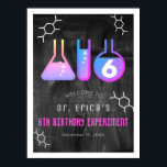 Science Experiment Chalkboard Pk Geburtstag Willko Poster<br><div class="desc">Dieses coole "Geburtstagsexperiment",  das Mädchen der Science-Geburtstagsfeier mit Begrüßungsschild-Plakat mit einem schwarzen Brett-/Chalkboard-Hintergrund und einer Reagenzröhre. Personalisieren Sie Ihre Bedürfnisse. In meinem Geschäft finden Sie passende Produkte.</div>