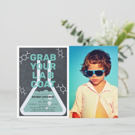 Science Experiment Flask Chalkboard Foto Geburtsta Einladung (Stehend Vorderseite)