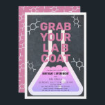 Science Experiment Flask Chalkboard Girl Birthday Einladung<br><div class="desc">Diese coole Party Einladung zum naturwissenschaftlichen Geburtstagsexperiment "schnappen Sie sich Ihren Labrador-Mantel" für Mädchen verfügt über einen Chalkboard / Tafel Hintergrund mit einem Kolben gerahmt von einem weißen Rand. Die Rückseite weist einen rosa Hintergrund mit Molekülmustern auf. Personalisieren Sie Ihre Bedürfnisse. In meinem Geschäft finden Sie passende Produkte.</div>