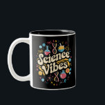 Science Vibes Groovy Erster Tag der Rückkehr zur S Zweifarbige Tasse<br><div class="desc">Science Vibes Retro Erster Tag zurück zur Schule Groovy Lehrer</div>