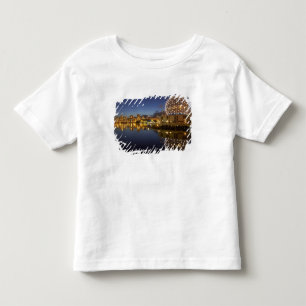 Science World und CBD, gespiegelt in False Creek, Kleinkind T-shirt