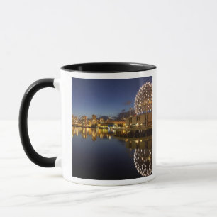 Science World und CBD, gespiegelt in False Creek, Tasse