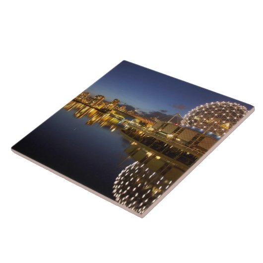 Science World und CBD spiegeln sich in False Creek Fliese (Seite)