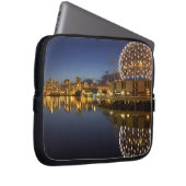 Science World und CBD spiegeln sich in False Creek Laptopschutzhülle (Vorne Rechts)