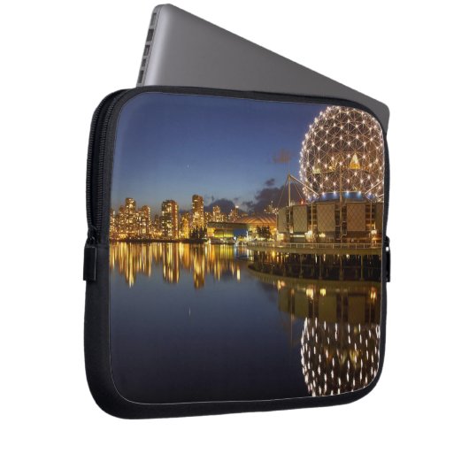 Science World und CBD spiegeln sich in False Creek Laptopschutzhülle (Vorne Rechts)