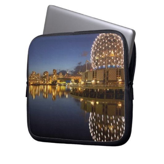 Science World und CBD spiegeln sich in False Creek Laptopschutzhülle (Vorderseite Links)