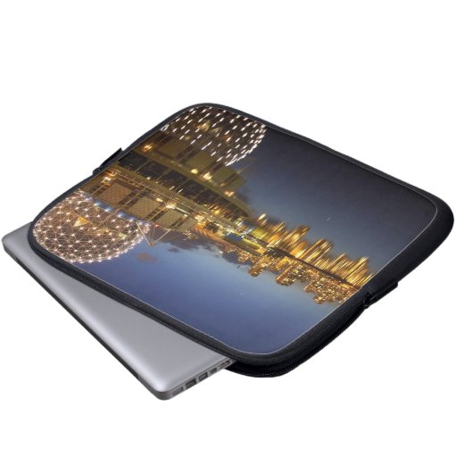 Science World und CBD spiegeln sich in False Creek Laptopschutzhülle (Vorne Knopf)