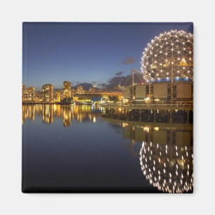 Science World und CBD spiegeln sich in False Creek Magnet