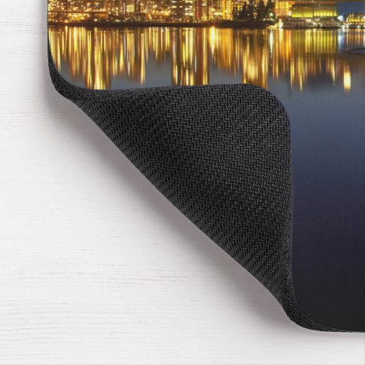 Science World und CBD spiegeln sich in False Creek Mousepad (Ecke)