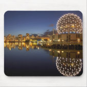 Science World und CBD spiegeln sich in False Creek Mousepad (Vorne)