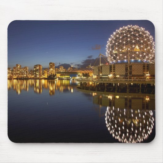 Science World und CBD spiegeln sich in False Creek Mousepad (Vorne)