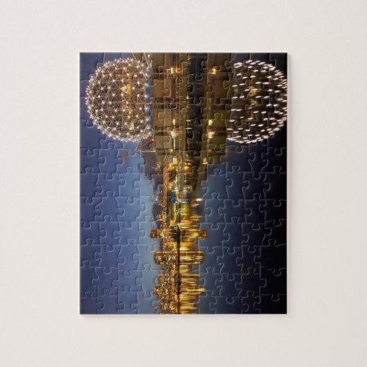 Science World und CBD spiegeln sich in False Creek Puzzle (Vertikal)