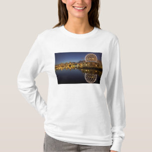 Science World und CBD spiegeln sich in False Creek T-Shirt