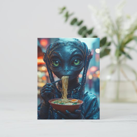 Scifi Alien Eating Ramen Postkarte (Stehend Vorderseite)