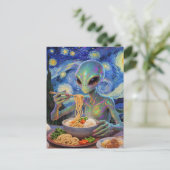 Scifi Blaues Alien isst Nudeln und Gemüse Postkarte (Stehend Vorderseite)