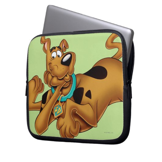Scooby-Doo lying Down Laptopschutzhülle (Vorderseite Links)