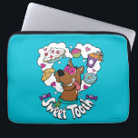 Scooby-Doo "Sweet Tooth" Laptopschutzhülle<br><div class="desc">Karo Scooby-Doo mit Donut Augen aus,  fantasielos über verschiedene süße Leckereien.</div>