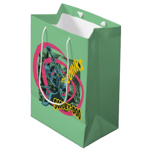 Scooby-Doo Zoinks Punk Guitar Graphic Mittlere Geschenktüte (Vorderseite Schrägansicht)