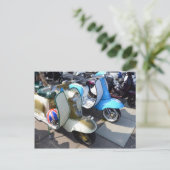 Scooter bei einem Treffen Postkarte (Stehend Vorderseite)