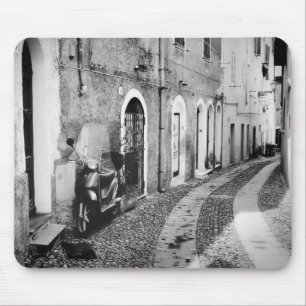 Scooter in einer Straße in Italien in Schwarz-Wei Mousepad