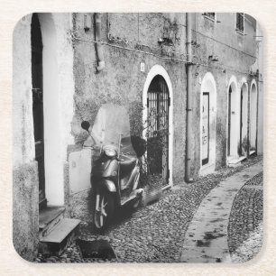 Scooter in einer Straße in Italien in Schwarz-Wei Rechteckiger Pappuntersetzer