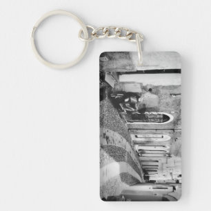 Scooter in einer Straße in Italien in Schwarz-Wei Schlüsselanhänger