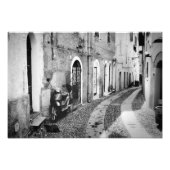 Scooter in einer Straße in Italien in Schwarz-Weiß Fotodruck (Vorne)