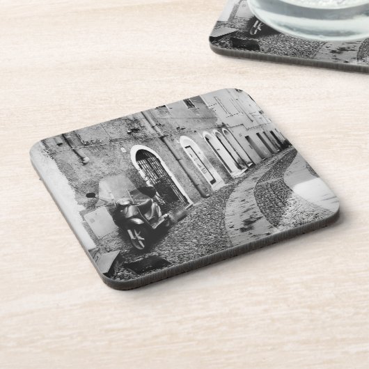 Scooter in einer Straße in Italien in Schwarz-Weiß Getränkeuntersetzer (Linke Seite)