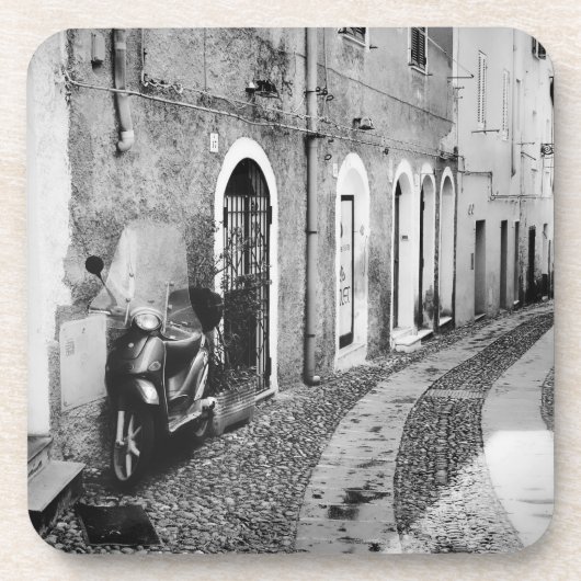Scooter in einer Straße in Italien in Schwarz-Weiß Getränkeuntersetzer (Vorderseite)