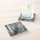 Scooter in einer Straße in Italien in Schwarz-Weiß Glasuntersetzer (Schrägansicht)